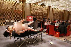 Thưởng tết cho nhân viên nam độc thân bằng... búp bê tình dục