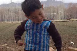 Cậu bé nghèo mặc áo số 10 Messi bằng ni lông gây "bão" mạng xã hội thế giới