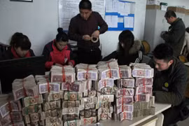 Nhân viên ngân hàng phát khóc vì "đại gia" chở tiền lẻ đi mua ổ tô