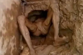 Ngập ngụa trong chất thải vì vượt ngục qua nhà vệ sinh 