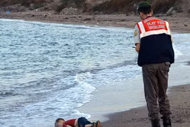 Charlie Hebdo bị chỉ trích nặng nề vì biếm họa cậu bé Syria thành kẻ hiếp dâm