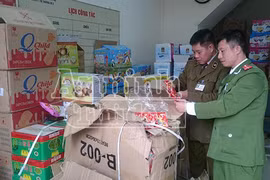 Tạm giữ hàng trăm thùng bánh kẹo Trung Quốc không hóa đơn, chứng từ tại Hà Nội
