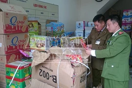 Tạm giữ hàng trăm thùng bánh kẹo Trung Quốc không hóa đơn, chứng từ tại Hà Nội