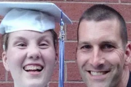 Bất ngờ bỏ xe lăn trong ngày tốt nghiệp