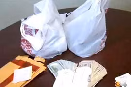 May mắn nhận lại gần 10.000USD bỏ quên