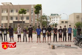 Giữa mùa dịch bệnh, nhóm thanh niên mang dao nhọn diễu phố