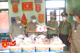 Tặng quà lực lượng bảo vệ dân phố có hoàn cảnh khó khăn