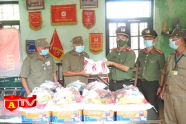 Tặng quà lực lượng bảo vệ dân phố có hoàn cảnh khó khăn