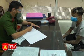 Bị bắt quả tang khi giấu ma tuý trong túi bánh mì