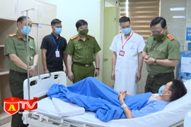 Thăm hỏi, động viên cán bộ chiến sĩ bị thương trong khi thực hiện nhiệm vụ