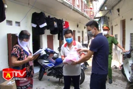 Chia sẻ khó khăn với sinh viên, người lao động nghèo trong mùa dịch