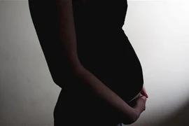 Sinh con sau khi bị cha dượng cưỡng hiếp, một thiếu nữ đối mặt 20 năm tù