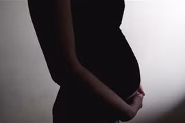 Sinh con sau khi bị cha dượng cưỡng hiếp, một thiếu nữ đối mặt 20 năm tù