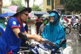 76.000 thí sinh Hà Nội đội mưa lớn đến trường thi THPT quốc gia