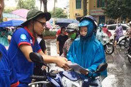 76.000 thí sinh Hà Nội đội mưa lớn đến trường thi THPT quốc gia