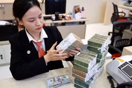 Tỷ giá nóng trở lại, tiến sát vùng đỉnh lịch sử