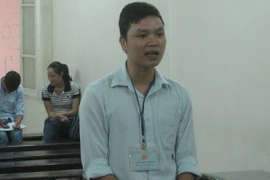 Lôi kéo mọi người xem phim đen, nhân viên ngân hàng bị phạt tù