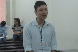 Lôi kéo mọi người xem phim đen, nhân viên ngân hàng bị phạt tù