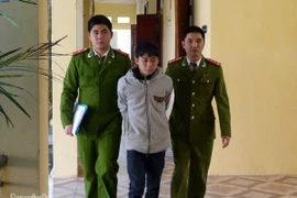 Đổ thuốc diệt cỏ vào bể nước để hạ độc tình địch