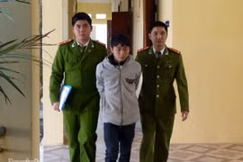 Đổ thuốc diệt cỏ vào bể nước để hạ độc tình địch