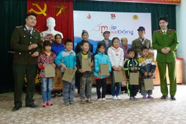 Sôi nổi chương trình tình nguyện "Mùa đông ấm áp"