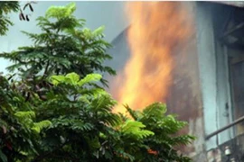 Hết tiền uống rượu, nghịch tử đốt nhà mẹ ruột