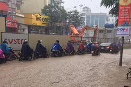 Mưa lớn bất thường giữa mùa đông, nhiều tuyến phố Hà Nội úng ngập