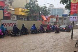 Mưa lớn bất thường giữa mùa đông, nhiều tuyến phố Hà Nội úng ngập