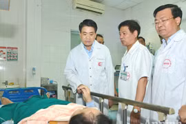 Lãnh đạo thành phố Hà Nội thăm hỏi bệnh nhân sốt xuất huyết