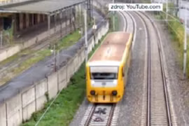 Nằm giữa đường ray tàu hỏa để "câu like"