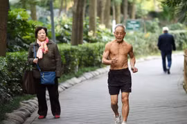 Cụ ông 72 tuổi vẫn cởi trần tập thể dục giữa mùa đông