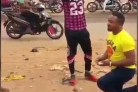 Giả bị xe đâm, rồi "sống lại" cầu hôn bạn gái