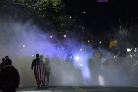 Nổ súng gần khu vực biểu tình phản đối ông Donald Trump