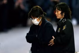 Đồn đoán về người "giật dây" bà Choi Soon-sil