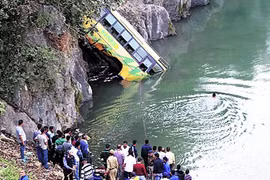 Xe buýt lao xuống sông Beas, 18 người chết