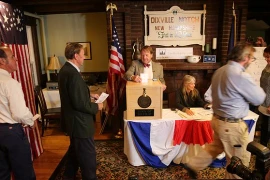 Cử tri Mỹ bước vào giờ bỏ phiếu chính thức