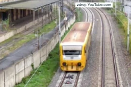 Nằm giữa đường ray tàu hỏa để "câu like"