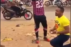 Giả bị xe đâm, rồi "sống lại" cầu hôn bạn gái