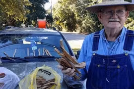 Ông lão 80 tuổi bán củi khiến hàng nghìn người cảm động