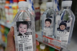 Hãng nước đóng chai Trung Quốc dán ảnh trẻ mất tích