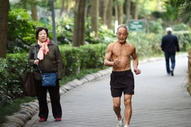 Cụ ông 72 tuổi vẫn cởi trần tập thể dục giữa mùa đông