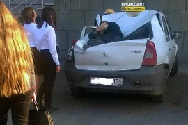 Thể hiện với bạn gái, ngã từ tầng 23 xuống đất, không chết!