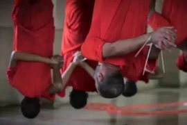 IS treo thường dân lên móc sắt, rồi tàn sát dã man