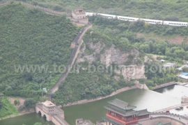 Trung Quốc xây nhà ga tàu cao tốc cực lớn ngay tại Vạn lý Trường thành