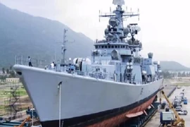 Ấn Độ hạ thủy tàu khu trục mang tên lửa điều khiển hiện đại nhất