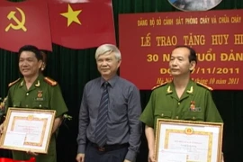 Trao tặng Huy hiệu 30 năm tuổi Đảng cho 2 đồng chí lãnh đạo Sở CSPCCC HN