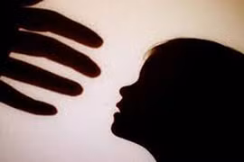 Mở phim đen cho bé gái xem rồi giở trò đồi bại