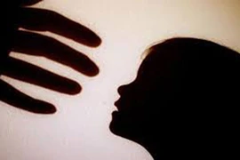 Mở phim đen cho bé gái xem rồi giở trò đồi bại