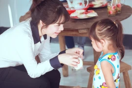 Lý Nhã Kỳ trao nhà tình nghĩa ở Hậu Giang