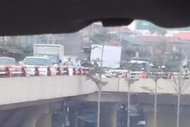 Hà Nội: Người đàn ông đi xe máy, bị văng từ cầu Chương Dương xuống đất
